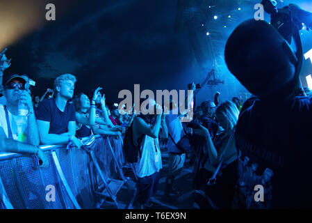 BENICASSIM, ESPAGNE - 21 JUL : Les photographes et la foule lors d'un concert au Festival de Musique le 21 juillet 2018 à Benicassim, Espagne. Banque D'Images