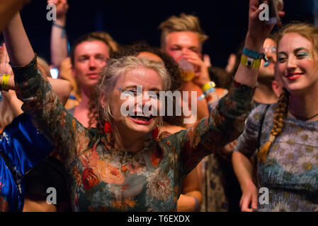 BENICASSIM, ESPAGNE - JUL 22 : La foule lors d'un concert au Festival de Musique le 22 juillet 2018 à Benicassim, Espagne. Banque D'Images