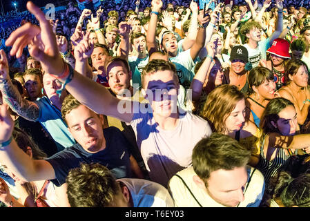 BENICASSIM, ESPAGNE - Juillet 19 : La foule lors d'un concert au Festival de Musique le 19 juillet 2018 à Benicassim, Espagne. Banque D'Images