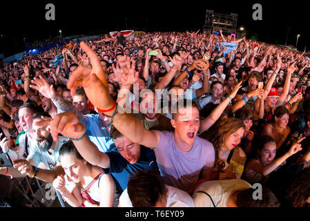 BENICASSIM, ESPAGNE - JUL 22 : La foule lors d'un concert au Festival de Musique le 22 juillet 2018 à Benicassim, Espagne. Banque D'Images