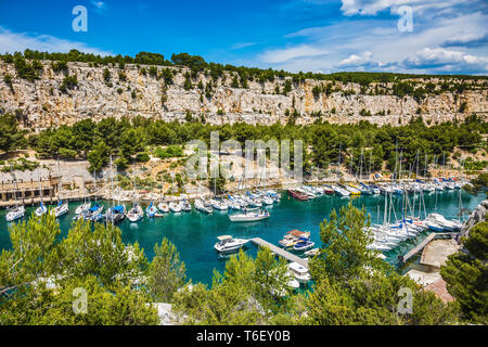 Graceful yachts dans le golfe de la mer profonde Banque D'Images