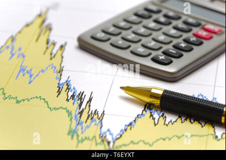 Calculatrice et crayon portant sur les affaires financières graphique Banque D'Images