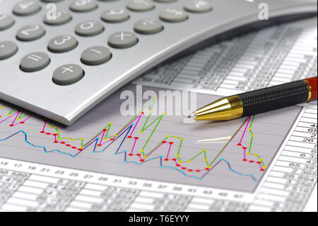 Calculatrice et crayon portant sur les affaires financières graphique Banque D'Images