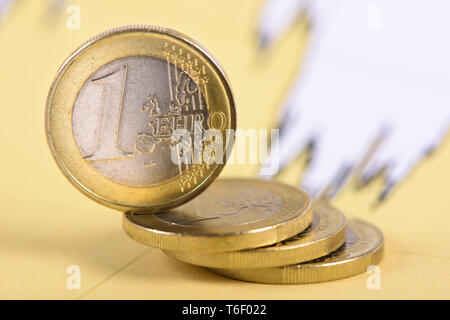Les pièces en euros empilés sur des affaires financières pose tableau des stock market Banque D'Images