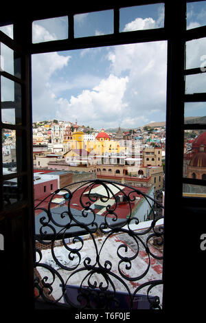 La ville de Guanajuato centre historique comme vu à partir d'une porte fenêtre, Guanajuato, Mexique. Banque D'Images