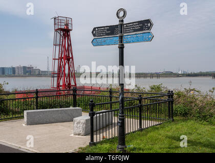 Marqueur sur la Thames Path Cycle près de Woolwich Banque D'Images