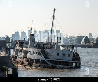 Iris Royal ferry bateau abandonné et sombrer dans la Tamise Banque D'Images