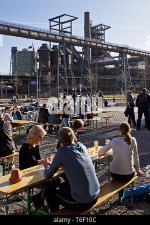 Siège en plein air de la brasserie Bergmann en police de haut fourneau Phoenix West Dortmund, Allemagne, Europe Banque D'Images