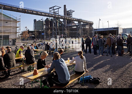 Siège en plein air de la brasserie Bergmann en police de haut fourneau Phoenix West Dortmund, Allemagne, Europe Banque D'Images