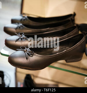 Chaussures sur un marché aux puces de Berlin Banque D'Images