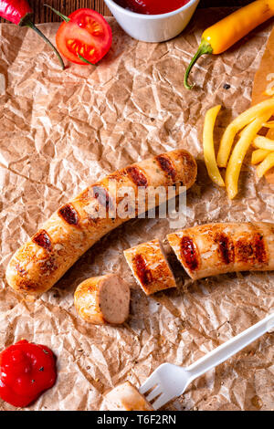 Bratwurst rustique avec pommes et ketchup fort Banque D'Images