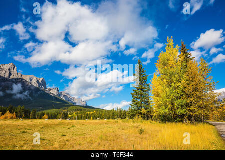 Des pics de montagne et nuages Banque D'Images