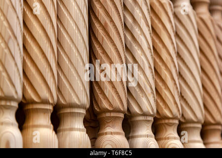 Close-up produit en bois de pin, de balustres pour les escaliers, fait à la main par un menuisier expérimenté. Le travail du bois Banque D'Images