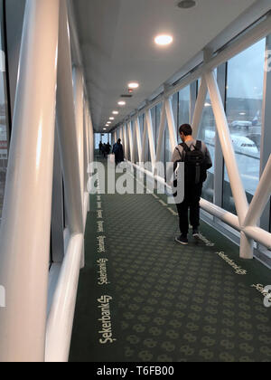 Izmir, Turquie - le 17 novembre 2018. Passage du pont de l'aéroport dans l'aéroport Adnan Menderes d'Izmir. Certaines personnes marchant dans le pont. Banque D'Images