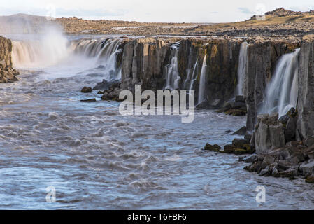 L'exposition longue (un zoom avant) de Selfoss Waterfall en Islande. Banque D'Images