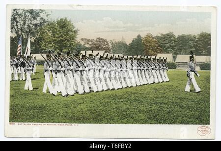 Detroit Publishing Company vintage postcard reproduction de ce bataillon en passant en revue, West Point, New York, 1914. À partir de la Bibliothèque publique de New York. () Banque D'Images