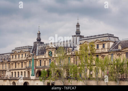 Vue extérieure du Louvre à Paris Banque D'Images