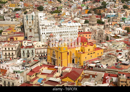 Vue aérienne de la ville de Guanajuato centre historique, y compris la basilique et l'Université de Guanajuato. L'État de Guanajuato, Mexique. Banque D'Images