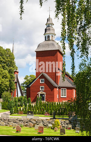 Rural rouge église de bois en été Banque D'Images