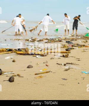 Nettoyage personnes plage polluée. Bali Banque D'Images