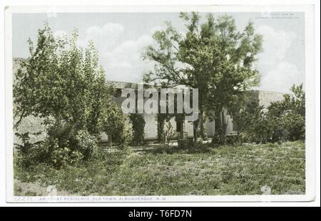 Detroit Publishing Company vintage carte postale d'une résidence à Adobe Old Town Albuquerque, Nouveau Mexique, avec des colonnes en bois et le jardin d'herbe en premier plan, 1908. À partir de la Bibliothèque publique de New York. () Banque D'Images