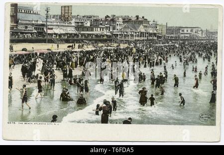 Detroit Publishing Company vintage carte postale de la plage d'Atlantic City, New Jersey, 1914. À partir de la Bibliothèque publique de New York. () Banque D'Images