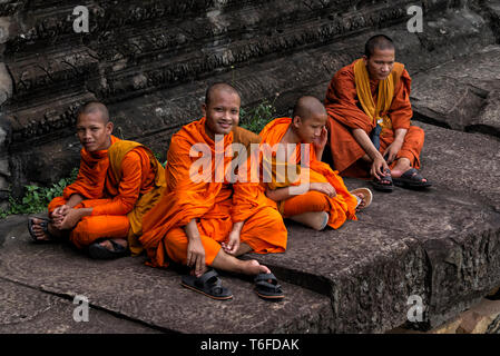 Groupe de moines bouddhistes se reposent au Temple d'Angkor Wat à Siem Reap, Cambodge Banque D'Images