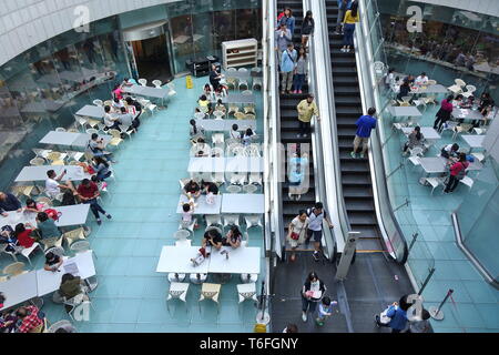 KAOHSIUNG, TAIWAN -- 5 avril 2019 : un coin salon extérieur dans le sous-sol de la Hanshin Department Store. Banque D'Images