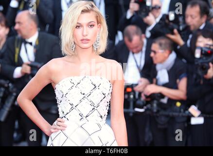 CANNES, FRANCE - 24 MAI 2017 : 'l'Hailey Baldwin assiste à la séduisit' au 70e Festival de Cannes (Photo : Mickael Chavet) Banque D'Images