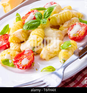 De délicieux gnocchis à la crème de gorgonzola et tomates cerises Banque D'Images