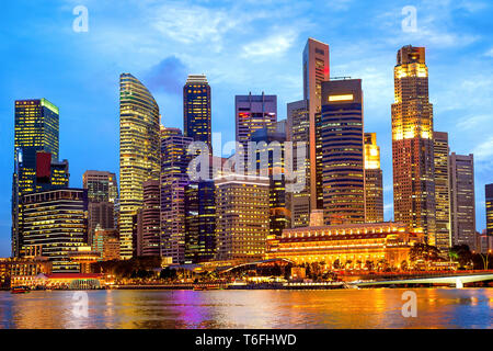 Centre-ville de Singapour de nuit illuminée Banque D'Images