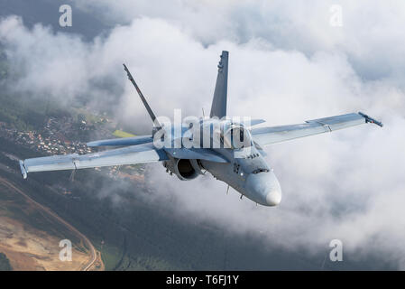 Un McDonnell Douglas F/A-18 Hornet, le biréacteur supersonique, toutes les conditions météorologiques, et jet de combat polyvalent de l'armée de l'air Suisse. Banque D'Images
