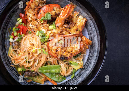 Phak traditionnel Thaï curry barbecue Kung avec crevettes et les nouilles en vue de dessus dans un bol Banque D'Images