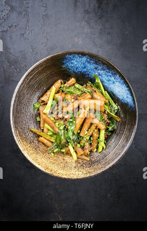 Voir les nouilles Pad Thaï Ew avec légumes et viande hachée de bœuf comme close-up dans un bol avec copie espace Banque D'Images