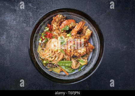 Phak traditionnel Thaï curry barbecue Kung avec crevettes et les nouilles en vue de dessus dans un bol Banque D'Images