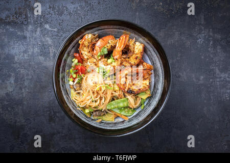 Phak traditionnel Thaï curry barbecue Kung avec crevettes et les nouilles en vue de dessus dans un bol Banque D'Images