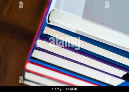 Pile de livres en bibliothèque pour lire Banque D'Images