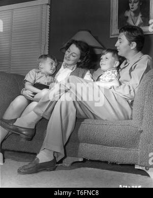 ROBERT MITCHUM à la maison avec sa femme Dorothy et fils James et Christopher photo par Ernest A. Bachrach 1947 RKO Radio Pictures, Inc. Banque D'Images
