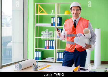 Architecte de l'homme travaillant sur le projet Banque D'Images