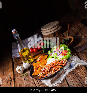 Il plaque gyros rustique salade verte et les quartiers de pommes de terre Banque D'Images
