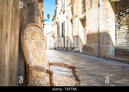 Vieille chaise dans une rue traditionnelle de Lecce, Italie. Banque D'Images