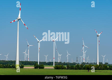 Les générateurs d'énergie éolienne dans un vaste paysage ouvert en Allemagne Banque D'Images