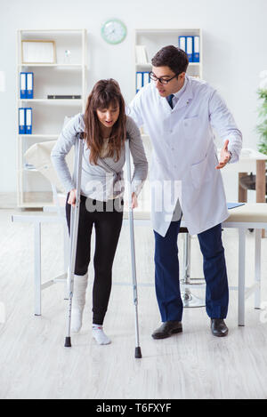 Doctor examining patient avec jambe cassée Banque D'Images