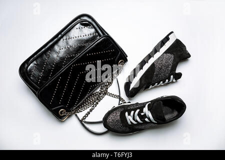 La mode des chaussures en daim noir avec des chaussettes blanches et paillettes argent Banque D'Images