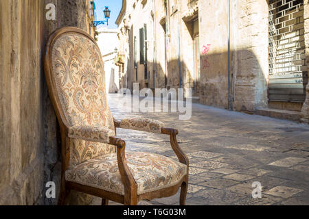 Vieille chaise dans une rue traditionnelle de Lecce, Italie. Banque D'Images