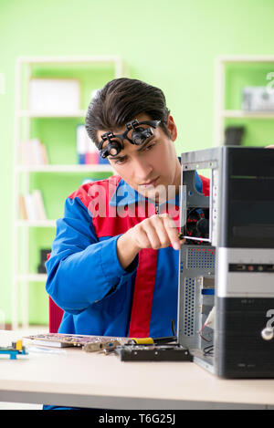 Computer Engineer repairing broken desktop Banque D'Images