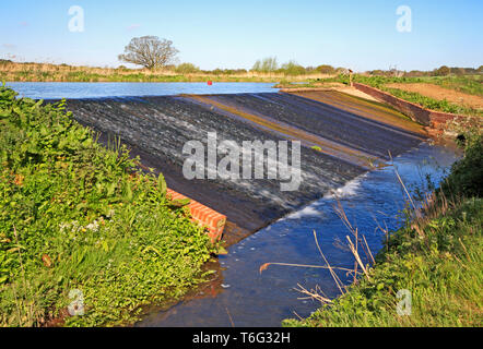 Nouvellement construite, Weir contrôlant les niveaux d'eau dans la piscine de l'usine pendant les travaux de restauration à Ebridge Mill, près de North Walsham, Norfolk, Angleterre, Royaume-Uni. Banque D'Images