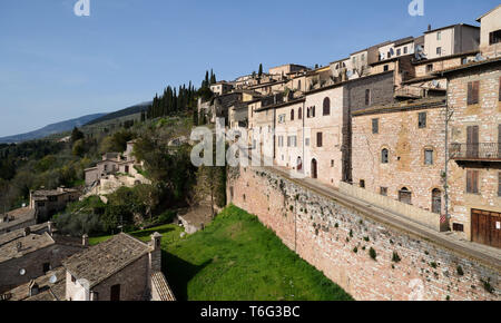 L'Ombrie. L'Italie, en vertu de la ville de Spello rayons de soleil de printemps Banque D'Images