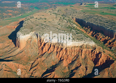 VUE AÉRIENNE. Mesa semi-aride avec ses falaises de strates multicolores. Cañon Rojo (aussi connu sous le nom de Rambla de Barrachina), Teruel, Aragon, Espagne. Banque D'Images