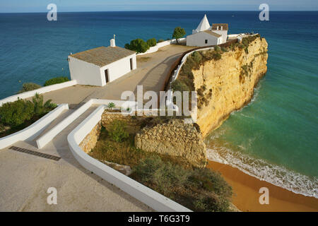 VUE AÉRIENNE depuis un mât de 6 mètres. Petite chapelle sur une péninsule haute et très étroite. Fort de Nossa Senhora da Rocha, Lagoa, Algarve, Portugal. Banque D'Images